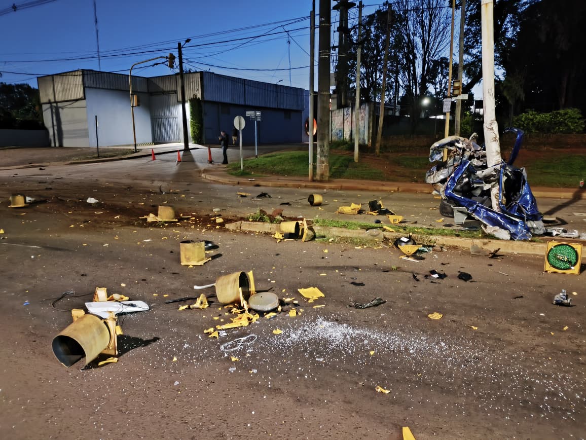 Posadas: manejaba alcoholizado, chocó contra un semáforo y salió ileso 3